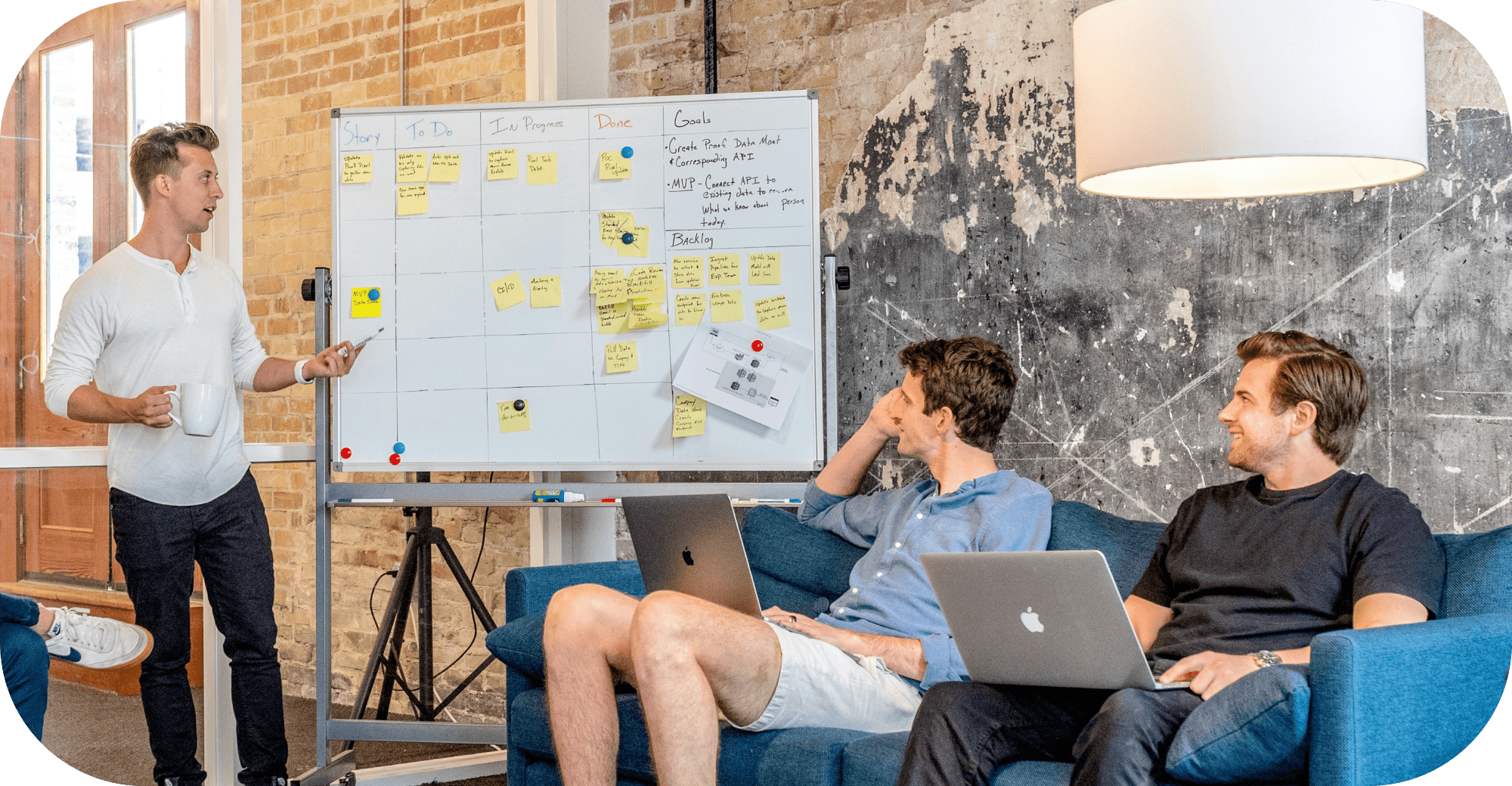 Ілюстрація роботи людей в маркетингу з обговоренням стратегій та аналізом даних.