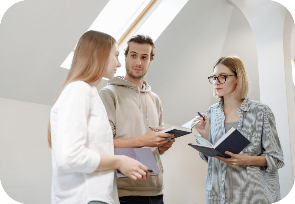 Колеги обговорюють маркетингові стратегії та робочі питання на зустрічі.