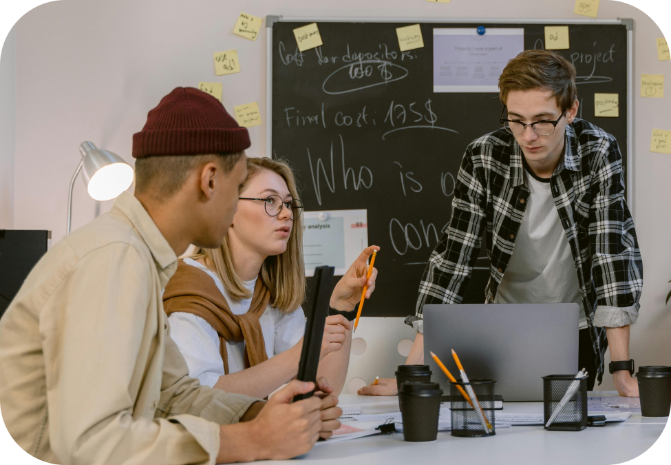 Команда обговорює маркетингові стратегії біля дошки під час робочої зустрічі.