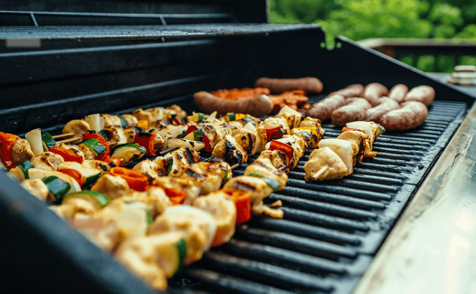 Затишний ресторан вірменської кухні з відвідувачами, що насолоджуються стравами